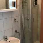 Hotel-nachtwaechter 2*