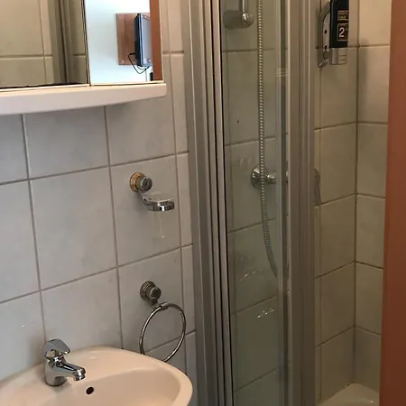 Hotel-nachtwaechter 2*