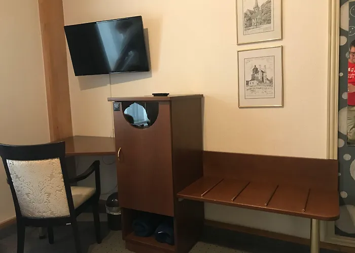 Hotel-nachtwaechter 2*