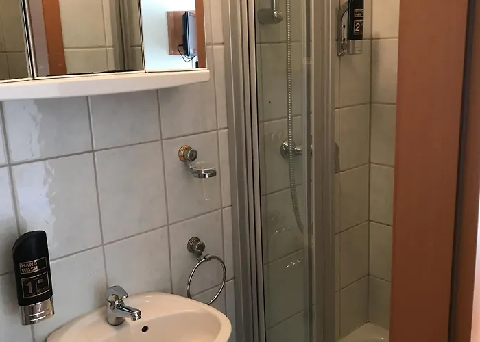 Hotel-nachtwaechter 2*