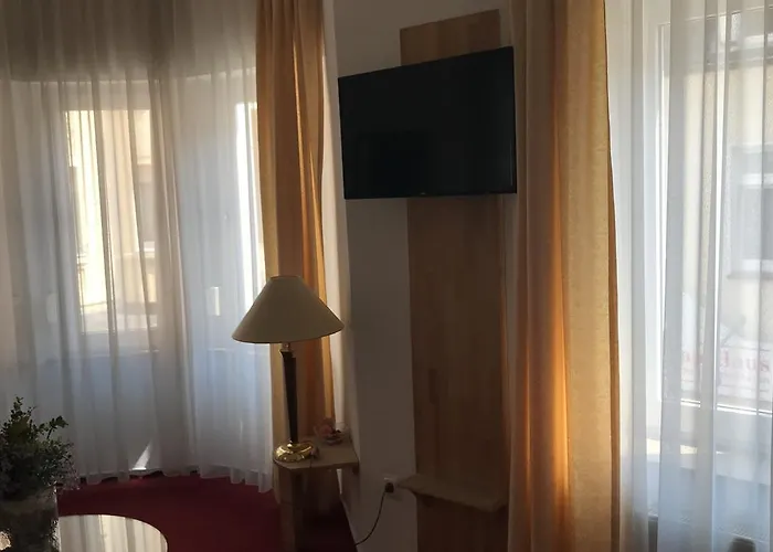 Hotel-nachtwaechter 2*